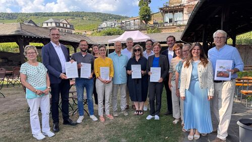 Fünffache Förderung für den Rheingau – Landrat Sandro Zehner überreicht LEADER Bewilligungsbescheide in Rüdesheim.