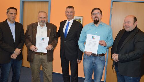 Jürgen Schmoll (2. von links) und Tobias Schlaudraff (2. von rechts) erneut Fischereiberater 