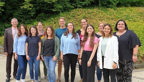 Landrat Frank Kilian ließ sich im Rahmen des Workshops von den Mitarbeitenden der Schulsozialarbeit an Grundschulen über deren Arbeit informieren.