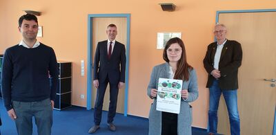 Anna Bernhardt und Sander Hoogendam vom Projektmanagement „Ökomodell-Region Nassauer Land“, Landrat Frank Kilian und Eckart Mascus, Leiter des Amts für den Ländlichen Raum, Umwelt, Veterinärwesen und Verbraucherschutz in Hadamar (Limburg-Weilburg)