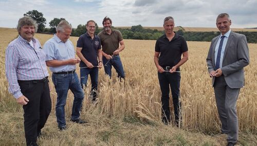 Foto von links: Peter Unglaube (Ortsvorsteher von Hennethal), Klaus-Peter Willsch (Stellv. des Landrats), Bernd Großmann und Olaf Pulch (stellv. Vorsitzenden des Kreisbauernverbandes) und Landrat Frank Kilian.