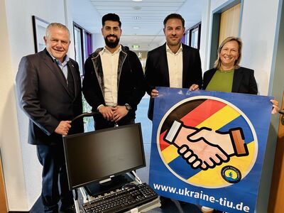 Foto: v.l.n.r: Erster Kreisbeigeordneter Klaus-Peter Willsch, Mohammad Mahmoud (IT, Kreisverwaltung), Landrat Sandro Zehner und Jule Schneider, Vorsitzende des Deutsch-Ukrainischen-Vereins (Taunusstein Idstein Untertaunus) e.V. 