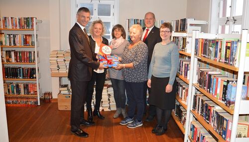 Landrat Frank Kilian, Sabine Stemmler, Barbara Schiffler, Helene Maus, Bürgermeister Volker Diefenbach, Astrid Neumann. Foto: Pressestelle