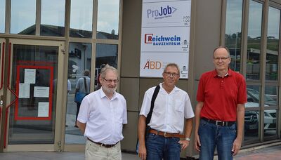 Christoph Burgdorf und Martin Glaub von der ProJob Rheingau-Taunus GmbH und vhs-Geschäftsführer Holger Lamm vor dem neuen Domizil in der Chauvignystraße 21 in Geisenheim.