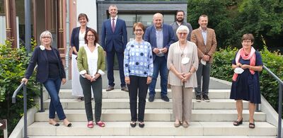 Die Vorstandsmitglieder der Stiftung von „Citoyen“ mit Beate Gottschall (links), Landrat Frank Kilian mit Mitarbeitenden der Kreisverwaltung und Projektentwickler Jörg Weber zogen eine positive Bilanz des Pilotprojektes „Frauen kommen an“.