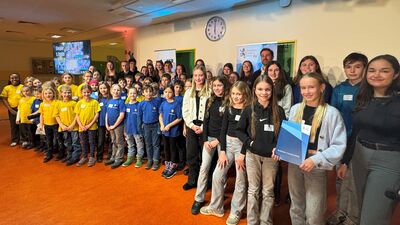 Die Gewinner des diesjährigen Schulwettbewerbs bei der Preisverleihung in der Aula des Gymnasiums Taunusstein.