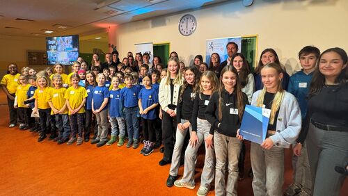 Die Gewinner des diesjährigen Schulwettbewerbs bei der Preisverleihung in der Aula des Gymnasiums Taunusstein.