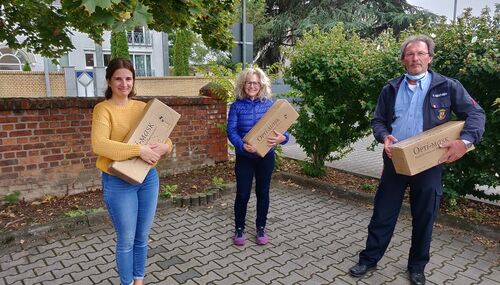 Angela Braun-Tesche (Mitte, eine Hebammenschülerin und Roland Benthien vom Fachdienst Brand-, Katastrophenschutz und Rettungsdienst der Kreisverwaltung.