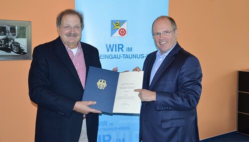 Kreisbeigeordneter Günter Döring, der den Bescheid in Berlin von Bundesverkehrsminister Alexander Dobrindt entgegen nahm, hat diesen nun Landrat Burkhard Albers überreicht.