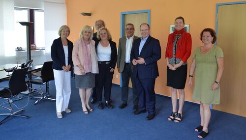 Von links nach rechts: Monika Knecht, Petra Müller-Klepper MdL, Randolf Hess, Sabine Stemmler, K.-Michael Schardt, Landrat Burkhard Albers, Angela Windecker, Stefanie Nikolai-Jagiela. Auf dem Foto fehlt Christina Schultz.