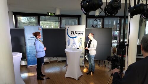 Fernsehstudio in der Cafeteria des Kreishauses: Von dort aus ging das Online-Forum zum Thema Mobilität in die Welt: Moderatorin Anke Seeling im Gespräch mit Michael Beutel vom ZIV.