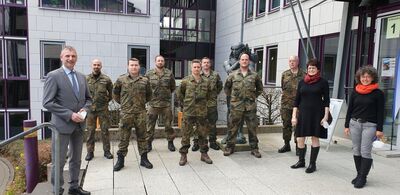 Landrat Frank Kilian (links), Gesundheits-Dezernentin Monika Merkert (2. von rechts) und die Leiterin des Kreisgesundheitsamtes, Dr. Renate Wilhelm (rechts) dankten den sechs Soldaten unter dem Kommando von Hauptfeldwebel Robert Gorski (4. von rechts) von der Fernmeldetruppe Elektronische Kampfführung 932 der Bundeswehr aus Frankenberg für ihren Einsatz als Corona-Schnelltester in Senioreneinrichtungen. 3. von rechts: Oberstleutnant der Reserve und Leiter des Kreisverbindungskommandos Rheingau-Taunus, Ralf Rudolph