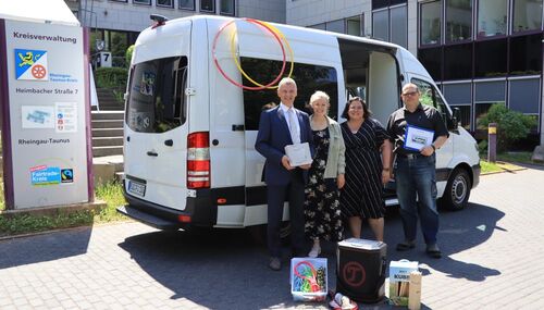 Landrat Frank Kilian, Lisa Marie Lutterbey, Christina Sause (beide Jugendbildungswerk) und Carsten Hempel, Leiter Technik ProJob Rheingau-Taunus GmbH vor dem neuen Kinder- und Jugendmobil.