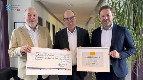 Foto: zu sehen ist Landrat Sandro Zehner mit Arno Brandscheid von der RTV und Frank Engelhardt, Geschäftsführer von Engelhardt Omnibus GmbH, die eine Auszeichnung in den Händen halten.