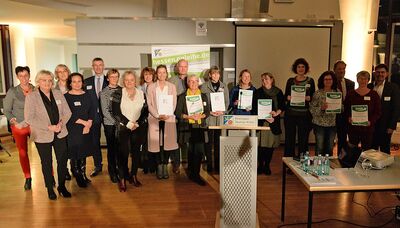 Startschuss zur Rheingau-Taunus-Onleihe mit Staatssekretärin Ayse Asar (2.v.l., vordere Reihe), MdL Petra Müller-Klepper (1.v.l. vordere Reihe) und Landrat Frank Kilian (3.v.l. zweite Reihe). Foto: Heibel