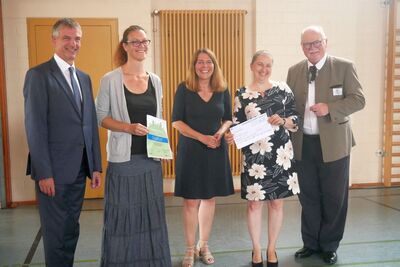 Landrat Frank Kilian, Manuela Heger (Schulsozialarbeit), Konrektorin Sylvia Lefévre, Rektorin Anne Schmidt (alle Sonnenschule Neuhof), Thomas Zarda (Dezernent für Demografie-Angelegenheiten).