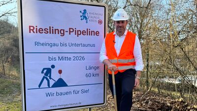 Foto: Landrat Sandro Zehner eröffnet mit dem Spatenstich den Bau der Riesling-Pipeline.