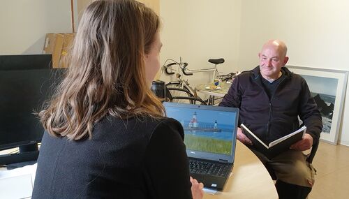 Mit Miriam Koch von der ProJob Rheingau-Taunus bespricht mit Paul Rosskath die Abläufe.