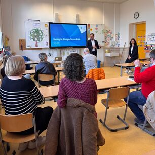 Landrat Sandro Zehner mit Presse-Vertretern im Klassenraum.