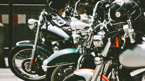 Viele Motorräder nebeneinander aufgestellt.