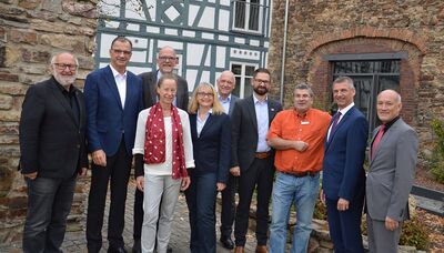 Landrat Frank Kilian überreichte den LEADER-Förderbescheid im Beisein von Vorstandskollegen - Bettina Mackiol (5. von links) und Martin Fortmann (3. von rechts) - an Verbandsvorsteher Christian Aßmann (4. von rechts).