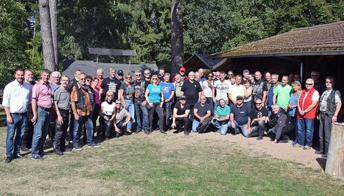 Die Teilnehmerinnen und Teilnehmer am Bikertreffen in Hohenstein-Hennethal.