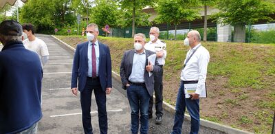 Landrat Frank Kilian erläutert seinem Stellvertreter Klaus-Peter Willsch im Beisein von Reiner Oswald und Skender Xhakaliu die Abläufe im Impfzentrum in Eltville.