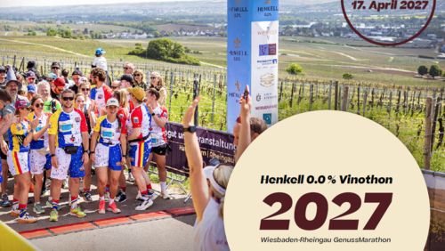 Das Bild zeigt Läufer an der Startlinie, im Hintergrund die Weinberge.