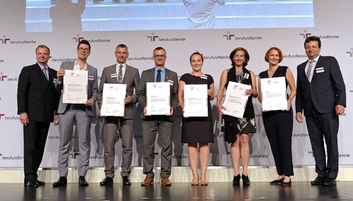  Landrat Frank Kilian (3. von links) bei der Überreichung des Zertifikats in Berlin.