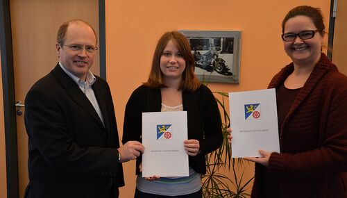 Landrat Burkhard Albers überreicht der Jugendpflegerin der Gemeinde Niedernhausen, Nina Schneider, und der Jugendpflegerin der Stadt Bad Schwalbach Antje Borchert, den Präventionspreis 2014.