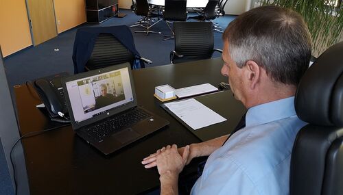 Landrat Frank Kilian begrüßt die Teilnehmer der Videokonferenz.