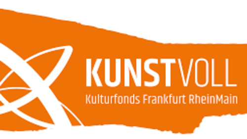 Bild: Zu sehen ist der weiße Schriftzug Kunstvoll auf orange-farbigem Hintergrund mit Logo des Kulturfonds.