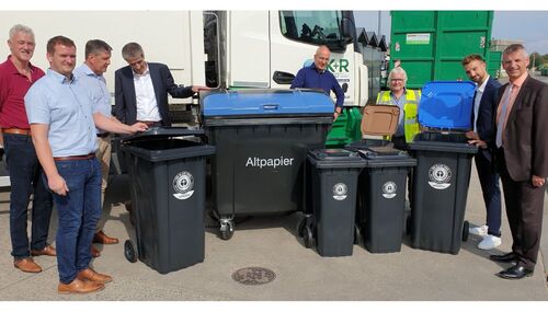 v.l.n.r.: Axel Peri (EAW), Alexander Gschweng (K+R Umwelt), Michael Heil (EAW), Peter Kliche (SSI Schäfer Plastics), Harald Gschweng (Kopp Umwelt GmbH), Matthias Schneider (EAW), Mats Gdanitz (SSI Schäfer Plastics) und Landrat Frank Kilian.