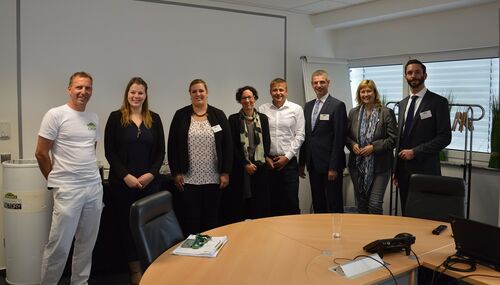 Firmenbesuch Dittmann v.l.n.r.: Michael Ott (Produktionsleiter), Rebecca Munsch (Marketing), Jasmin Gerz (RTK), Dorothee Baum (Qualitätssicherung), Geschäftsführer Thorsten Reichold, Landrat Frank Kilian, Daniela Leß (RTK), Ralf Bachmann (RTK).