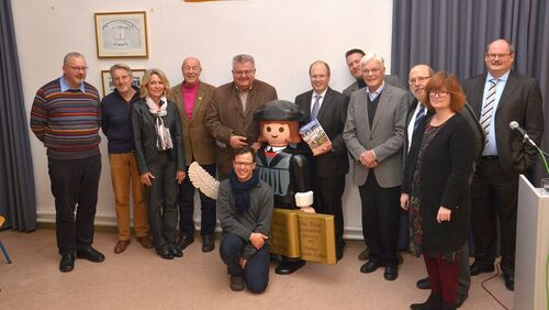 Luther (als Figur) war auch dabei, als Landrat Burkhard Albers, die Mitglieder der Redaktionskonferenz sowie Autorinnen und Autoren das neue Jahrbuch 2017 des Rheingau-Taunus-Kreis im Rittersaal der Pestalozzischule vorstellten.