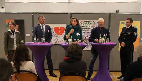 Sandra Rauchstätt (HSRM), Landrat Frank Kilian, Ilse Gießer (Leiterin des Frauenhauses in Bad Schwalbach, Achim Dilcher (Täterberater bei BIZeps) und Stefan Genscher (Leiter der regionalen Ermittlungsgruppe Rheingau-Taunus)