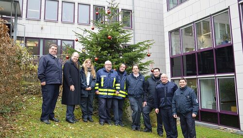 Die Helferinnen und Helfer mit Landrat Burkhard Albers.