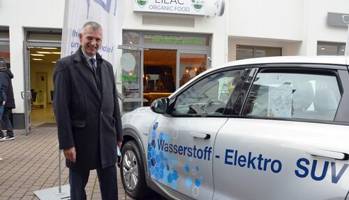 Landrat Frank Kilian bei der Eröffnung „Tag der E-Mobilität“ und bei seinem Rundgang über die Ausstellung. 