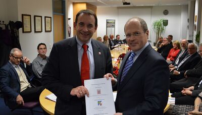 Aus den Händen von Kultusminister Prof. Dr. Alexander Lorz erhält Landrat Burkhard Albers die regionale Kooperationsvereinbarung für Hessencampus Rheingau+Taunus