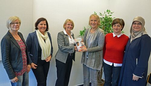 Integrationsdezernentin Dorothee Nabrotzky (3. von rechts) überreicht der zuständigen Referatsleiterin im Hessischen Sozialministerium, Wiebke Schindel (3. von links), das Jahrbuch 2016 mit dem Thema Integration. Von links: „WIR“-Koordinatorin Gabriele Schuster, Rita Czymai sowie die beide Integrationslotsinnen Rodica Fackelmann und Nuran Özdemir.