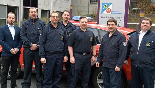 Fachbereichsleiter Stefan Krebs (links), Uli Hartmann (rechts) und Oliver Schütz (2. von rechts) überreichten Thorsten Issinger, Christoph Korn, Christopher Krumpen und Mathias Mestel die Ernennungsurkunden als Organisatorischer Leiter Rettungsdienst.