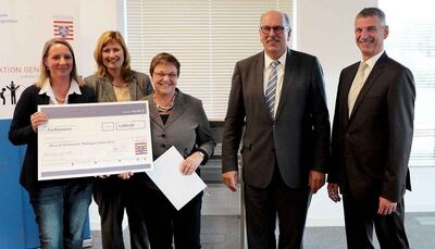 Sozialminister Stefan Grüttner übergab den Anerkennungspreis im Rahmen des Wettbewerbes „Aktion Generation - Lokale Familien stärken“.
