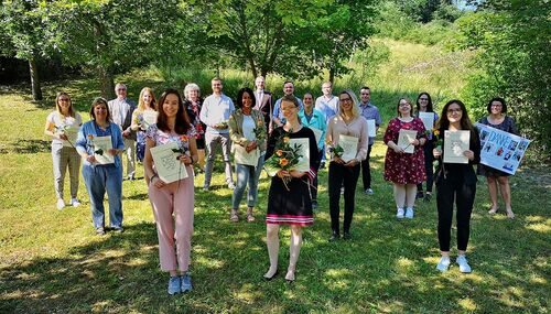 Landrat Frank Kilian, Fachbereichsleiter Kurt-Michael Schardt, Fachdienstleiterin Dunja Lippert-Schmidt und Ausbildungsleiterin Daniela Welzhofer beglückwünschten die erfolgreichen Absolventinnen und Absolventen der Aus- und Fortbildungslehrgänge.