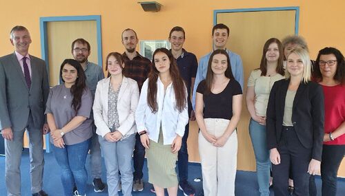 Landrat Frank Kilian begrüßt Alina Beneschovsky, Stefan Karlik, Sara Kashasha und Giulia Trittler (Ausbildung), die FOS-Praktikanten Dalila Calakovic, Louis Ernst und Gizem Güzel und die Inspektoranwärter/in Anna Rosbach und Samuel Hartung.