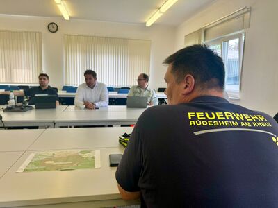Landrat Sandro Zehner macht sich ein Bild der Lage. In Aulhausen wird die Sprengung einer Weltkriegsbombe vorbereitet.