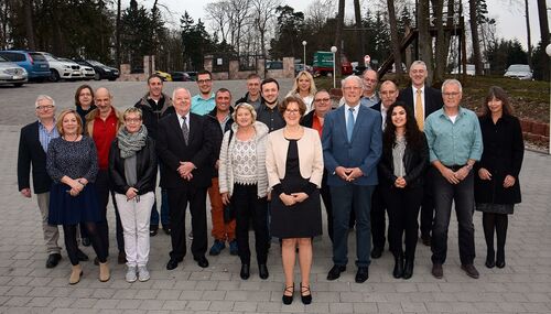 Die scheidende Leiterin der technischen Abteilung im EAW, Dr. Ulrike Schenk, im Kreis der EAW-Mitarbeiter und dem Kreisbeigeordneten Karl Ottes.