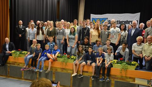 Die erfolgreichen Sportlerinnen und Sportler des Kreises mit Landrat Burkhard Albers (links) und Sportkreis-Chef Manfred Schmidt.