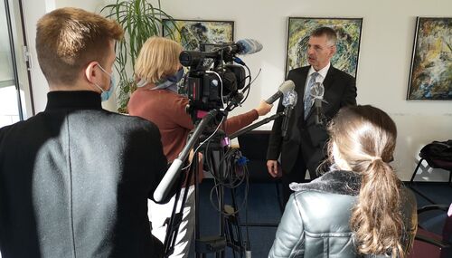 Landrat Frank Kilian in der Pressekonferenz zur CityBahn.