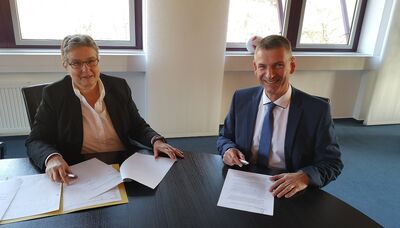 Landrat Frank Kilian bei der Unterzeichnung der Dienstvereinbarung mit der Vorsitzenden des Personalrates, Christel Kopp.
