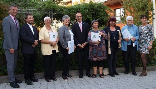 Landrat Frank Kilian, Pfarrer Michael Pauly, Annelie Spring, Marion Feucht, Christian Linke, Christel Schottler, Jutta Schmidt, Gerda Nixdorff, Eva Nademann. Foto: Kreisverwaltung